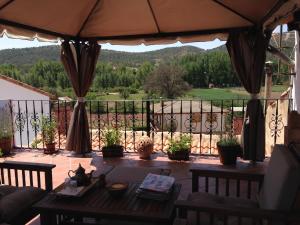 patio con tavolo e balcone con vista di Encanto de Aragón a Torres de Albarracín