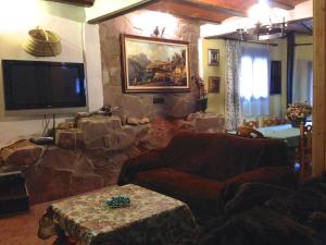 A television and/or entertainment centre at Encanto de Aragón