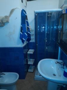 uma casa de banho com um lavatório, um chuveiro e um WC. em Casa vacanza, Vacanties Domina em Fondi