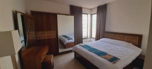 Postel nebo postele na pokoji v ubytování Furnished Apartments Near McDonald's Al-Madina Al-Monawara St