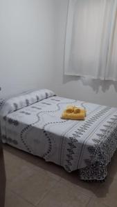 een bed met twee handdoeken erop bij RCM Vilas - STUDIO n 05 in Joinville
