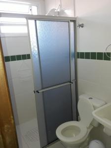 y baño con ducha, aseo y lavamanos. en RCM Vilas - STUDIO n 05 en Joinville