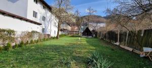 un patio vacío con una valla y un edificio en Happy Mood Apartments, en Brasov