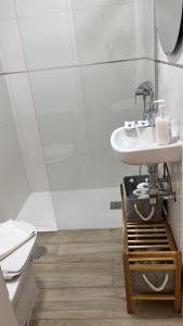 ガルダーにあるAGUJERO DEL NORTEの洗面台とトイレ付きのバスルーム +36枚の写真