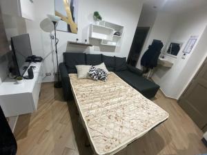a living room with a couch and a bed at Casa Manzoni in La Maddalena +6 photos
