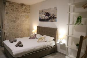 Posteľ alebo postele v izbe v ubytovaní Studios Kadena Trogir - 18th century stone house