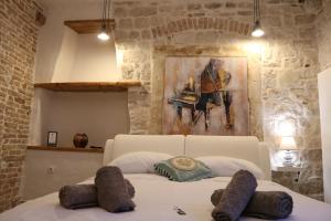 Posteľ alebo postele v izbe v ubytovaní Studios Kadena Trogir - 18th century stone house