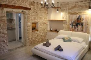 Posteľ alebo postele v izbe v ubytovaní Studios Kadena Trogir - 18th century stone house