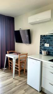 Casas Rurales Maribel - Complejo Moradas del Cerro 1 - Suites con Jacuzzi en Alcalá del Júcar的厨房或小厨房