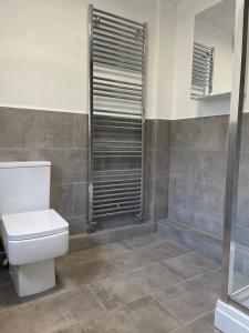 Kylpyhuone majoituspaikassa Modern House In Stoke on Trent