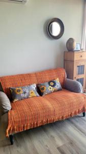 Casas Rurales Maribel - Complejo Moradas del Cerro 1 - Suites con Jacuzzi en Alcalá del Júcar的休息区