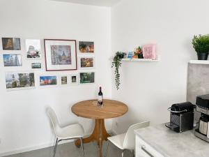 un tavolo in cucina con una bottiglia di vino di Hej - Wohnen charmant & zentral in Weiden a Weiden Altre 3 foto