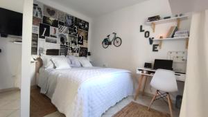 - une chambre avec un lit blanc et un bureau avec une chaise dans l'établissement Apartment With Terrace And Garden Next To Marjan Park - free bikes, à Split