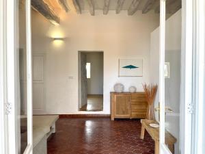 una camera con corridoio, specchio e tavolo di Can Marianet a San Ferrán de ses Roques