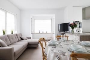 a living room with a table and a couch at Appartement - Vakantiehuis Manou in De Panne