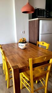 Casas Rurales Maribel - Complejo Moradas del Cerro 1 - Suites con Jacuzzi en Alcalá del Júcar的厨房或小厨房