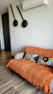 Casas Rurales Maribel - Complejo Moradas del Cerro 1 - Suites con Jacuzzi en Alcalá del Júcar客房内的一张或多张床位