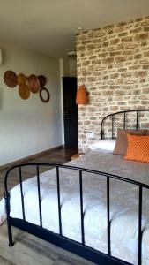 Casas Rurales Maribel - Complejo Moradas del Cerro 1 - Suites con Jacuzzi en Alcalá del Júcar客房内的一张或多张床位