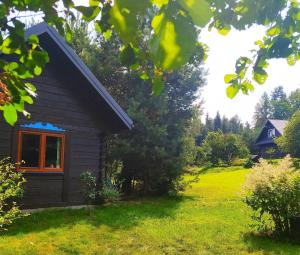 mały domek na polu obok podwórza w obiekcie Ulęgałki Roztocze w mieście AdamÃ³w +22 zdjęcia