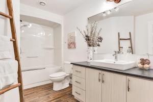 Koupelna v ubytování 25- Chalet à Louer à Stoneham + 27 fotografií