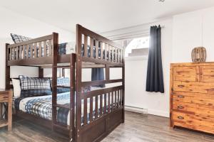 Postel nebo postele na pokoji v ubytování 25- Chalet à Louer à Stoneham