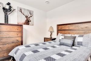 Postel nebo postele na pokoji v ubytování 25- Chalet à Louer à Stoneham