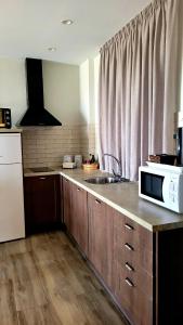 Casas Rurales Maribel - Complejo Moradas del Cerro 1 - Suites con Jacuzzi en Alcalá del Júcar的厨房或小厨房