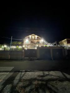 um edifício com luzes em cima à noite em LakeFront House em Široka