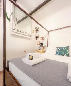 1 Schlafzimmer mit 2 Betten und einem Fenster in der Unterkunft Jungle 13 - Room and Apartments in Neapel