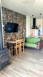Casas Rurales Maribel - Complejo Moradas del Cerro 1 - Suites con Jacuzzi en Alcalá del Júcar的厨房或小厨房