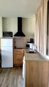 Casas Rurales Maribel - Complejo Moradas del Cerro 1 - Suites con Jacuzzi en Alcalá del Júcar的厨房或小厨房