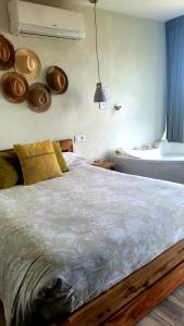 Casas Rurales Maribel - Complejo Moradas del Cerro 1 - Suites con Jacuzzi en Alcalá del Júcar客房内的一张或多张床位