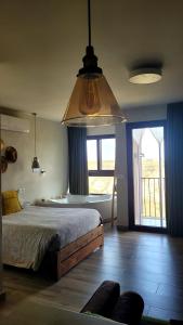 Casas Rurales Maribel - Complejo Moradas del Cerro 1 - Suites con Jacuzzi en Alcalá del Júcar客房内的一张或多张床位
