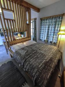 1 dormitorio con 1 cama grande y cabecero de madera en Apartmany pod schodami, en Banská Štiavnica