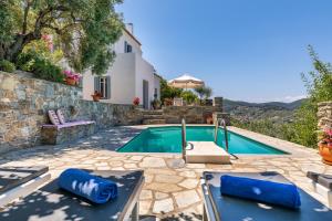 Bazén v ubytovaní Villa Nina Skopelos- Private Pool - Magnificent Views alebo v jeho blízkosti