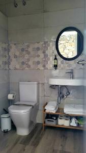 Casas Rurales Maribel - Complejo Moradas del Cerro 1 - Suites con Jacuzzi en Alcalá del Júcar的一间浴室