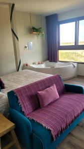 Casas Rurales Maribel - Complejo Moradas del Cerro 1 - Suites con Jacuzzi en Alcalá del Júcar的休息区