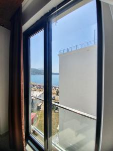 a window in a room with a view of the ocean at Mariner 601 in Sutomore