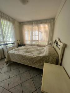 sypialnia z dużym łóżkiem i oknem w obiekcie Casa con Piscina en Cochabamba w mieście Cochabamba