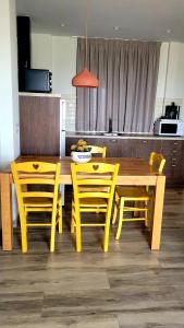Casas Rurales Maribel - Complejo Moradas del Cerro 1 - Suites con Jacuzzi en Alcalá del Júcar的厨房或小厨房