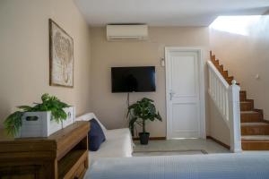 Un dormitorio con una cama y un televisor en la pared. en Atico BLUE Beach, en El Puerto de Santa María 41 fotos más