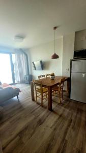 Casas Rurales Maribel - Complejo Moradas del Cerro 1 - Suites con Jacuzzi en Alcalá del Júcar的厨房或小厨房