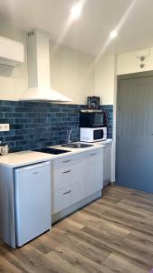 Casas Rurales Maribel - Complejo Moradas del Cerro 1 - Suites con Jacuzzi en Alcalá del Júcar的厨房或小厨房