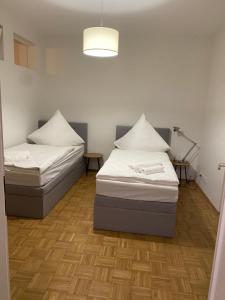 Tempat tidur dalam kamar di Ferienwohnung Villa Fortuna