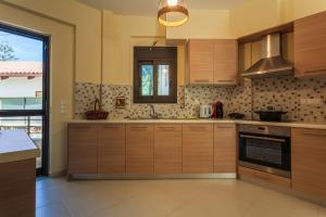 A kitchen or kitchenette at Armonia Studios Avia 2