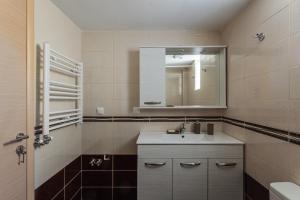 A bathroom at Armonia Studios Avia 2