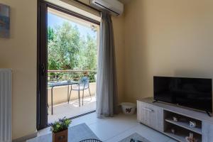 A television and/or entertainment centre at Armonia Studios Avia 2