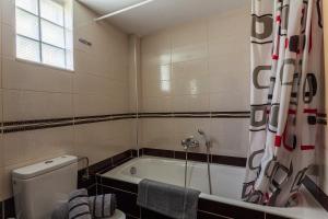 A bathroom at Armonia Studios Avia 2