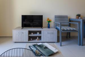 A television and/or entertainment centre at Armonia Studios Avia 2