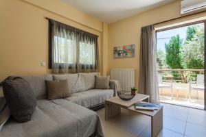 A seating area at Armonia Studios Avia 2